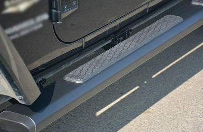 Marchepieds Latéraux Aluminium Jeep Wrangler JL 2 Portes 2018-2025 - installé sur véhicule - Becquet Voiture