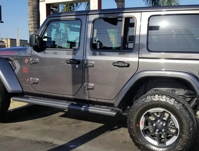 Marchepieds Latéraux Aluminium Jeep Wrangler JL 2018-2025 - vue de trois-quarts - Becquet Voiture