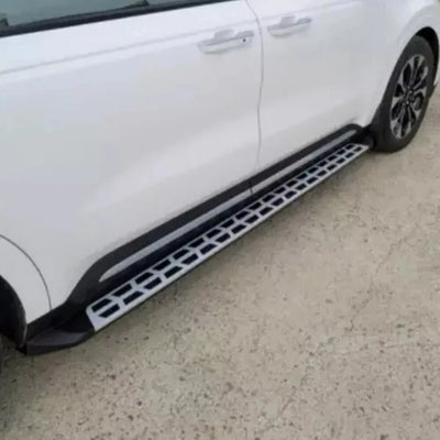 Marchepieds Latéraux KIA Carnival 2021-2025 - vue de trois-quarts - Becquet Voiture