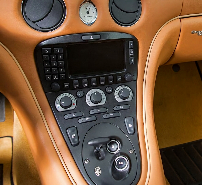 https://cdn.shopify.com/s/files/1/0565/4957/2747/files/maserati_4200_boutons_buttons_console_centrale_interior_interieur2.png?v=1777317723