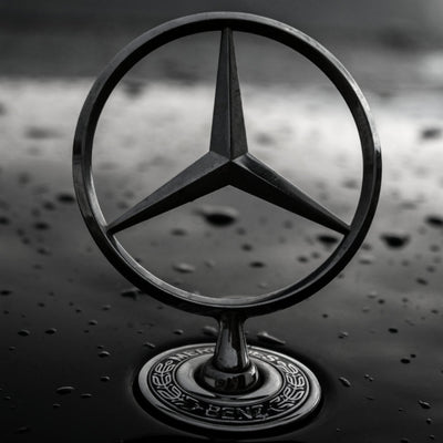https://cdn.shopify.com/s/files/1/0727/0635/9572/files/mercedes_benz_logo_capot_noir.jpg?v=1768506882