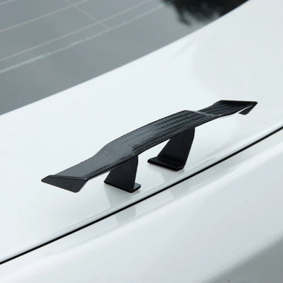 Mini Becquet 3D Universel Adhésif Look Carbone - packshot studio - Becquet Voiture