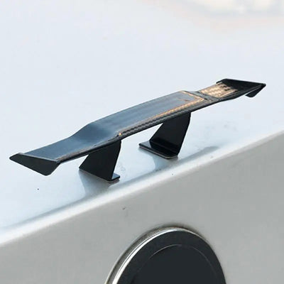 Mini Becquet 3D Universel Adhésif Look Carbone - vue rapprochée - Becquet Voiture