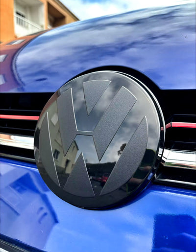 Pack emblèmes noirs VW Golf 7 - vue de profil - Becquet Voiture