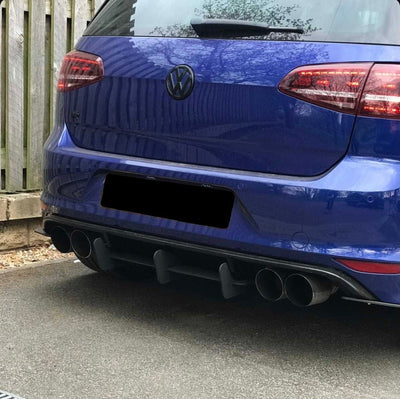 Pack emblèmes noirs VW Golf 7 - vue de trois-quarts 2 - Becquet Voiture