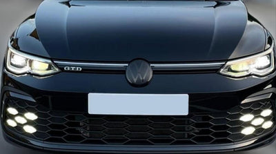 Pack emblèmes noirs VW Golf 8 - vue de face - Becquet Voiture