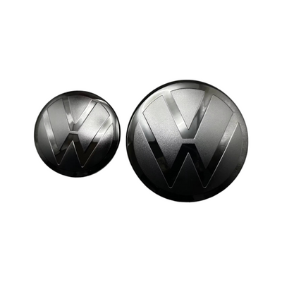 Pack emblèmes noirs VW Golf 8 - vue de trois-quarts - Becquet Voiture