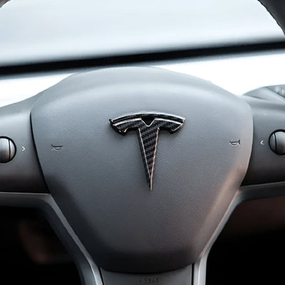 Pack Emblèmes Tesla Model 3 Y Noir Mat Carbone Rouge - détail du montage - Becquet Voiture