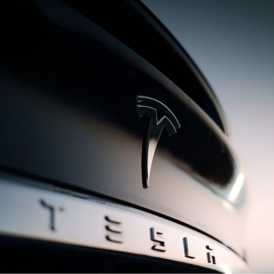 Pack Emblèmes Tesla Model 3 Y Noir Mat Carbone Rouge - vue de profil - Becquet Voiture