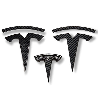 Pack Emblèmes Tesla Model 3 Y Noir Mat Carbone Rouge - vue de trois-quarts - Becquet Voiture