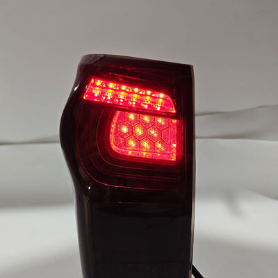 Paire Feux Arrière LED Isuzu D-MAX 2012-2019 Chromé - détail du montage - Becquet Voiture