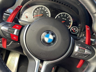 Palettes au volant aluminium BMW Série 1 F20 - vue de trois-quarts - Becquet Voiture