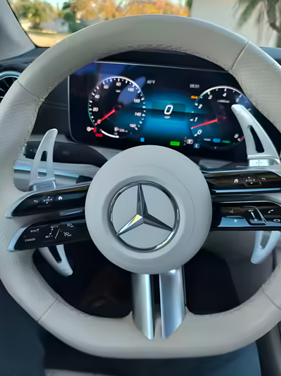 Palettes au volant aluminium Mercedes Classe C W206 2021-2024 - vue de trois-quarts - Becquet Voiture