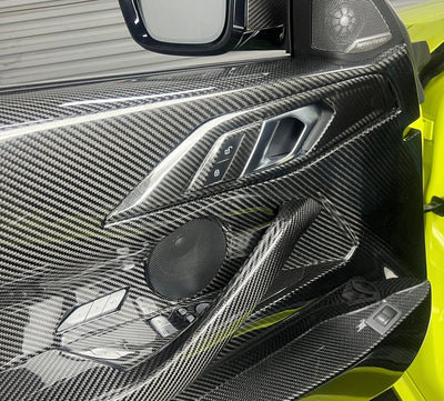Panneau Porte Intérieur Carbone BMW M4 G82 - vue de trois-quarts - Becquet Voiture