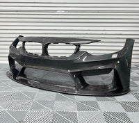 Pare-chocs Avant 3D Fibre Carbone BMW F80 F82 - vue de trois-quarts - Becquet Voiture
