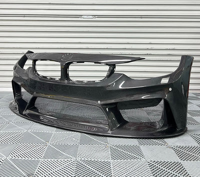 Pare-chocs Avant 3D Fibre Carbone BMW F80 F82 - vue de trois-quarts - Becquet Voiture
