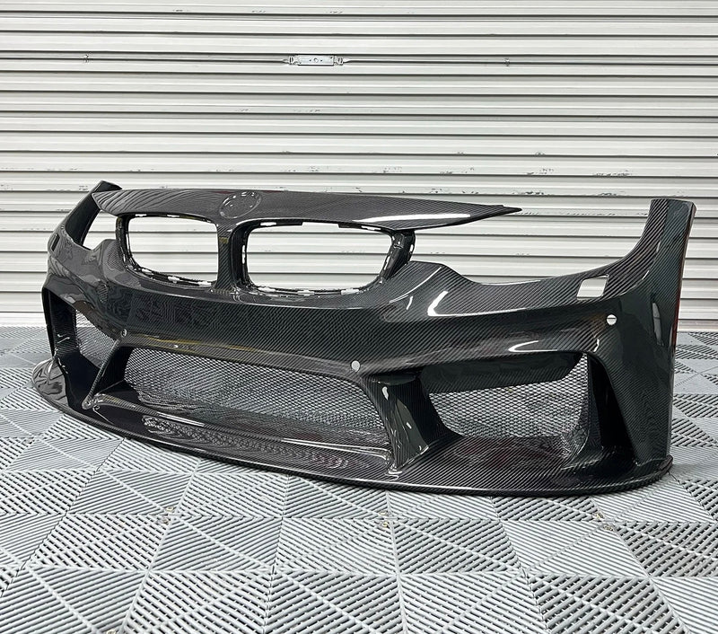 Pare-chocs Avant 3D Fibre Carbone BMW F80 F82 - vue de trois-quarts - Becquet Voiture