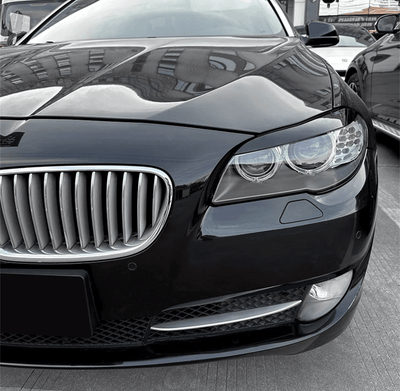 Paupières Phares Avant Performance BMW Série 5 F10 F11 2010-2018 - vue de trois-quarts - Becquet Voiture