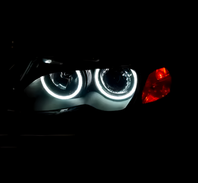 Phares Angel Eyes LED BMW Série 3 E46 - vue de trois-quarts - Becquet Voiture