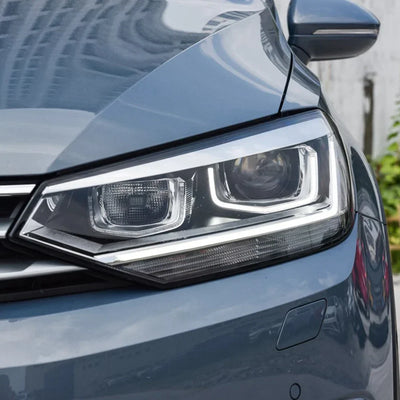 Phares LED Bi-Xenon Volkswagen Touran L 2016-2022 - vue de trois-quarts - Becquet Voiture