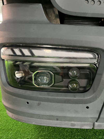 Phares LED Camion Mercedes-Benz Atego 24V - installé sur véhicule - Becquet Voiture