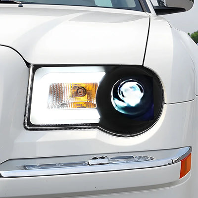 Phares LED Chrysler 300C Lentille Projecteur - vue de trois-quarts - Becquet Voiture