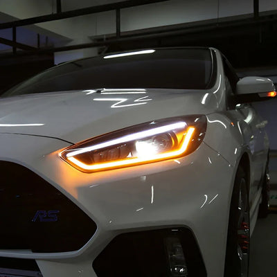 Phares LED Ford Focus 2015-2018 - vue de trois-quarts - Becquet Voiture