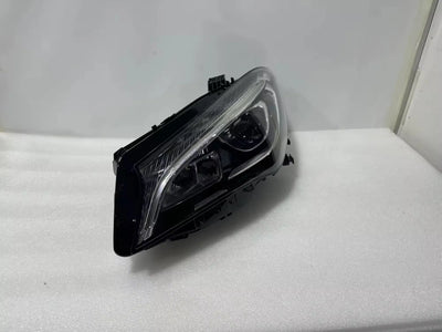 Phares LED Mercedes CLA W117 2016-2018 - vue de trois-quarts - Becquet Voiture