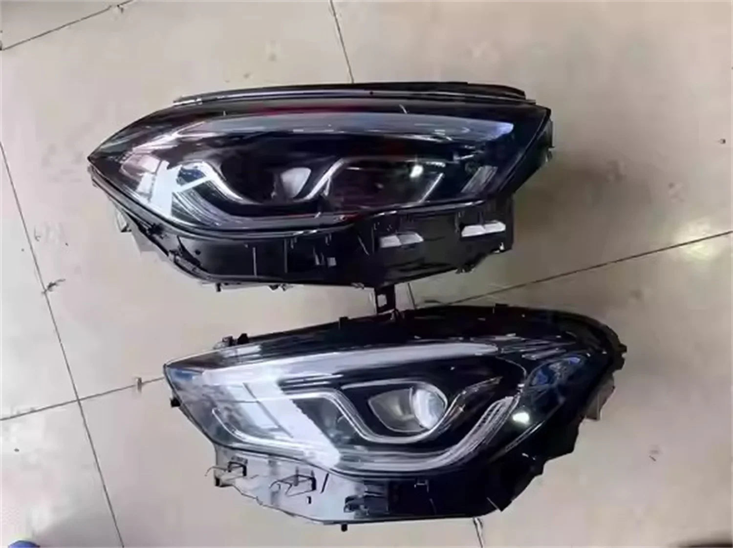 Phares LED Mercedes GLA 2021-2024 DRL Diurne Clignotant AMG - vue de face - Becquet Voiture