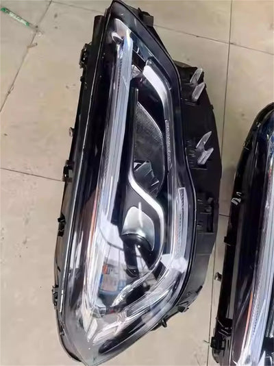 Phares LED Mercedes GLA 2021-2024 DRL Diurne Clignotant AMG - vue de trois-quarts - Becquet Voiture