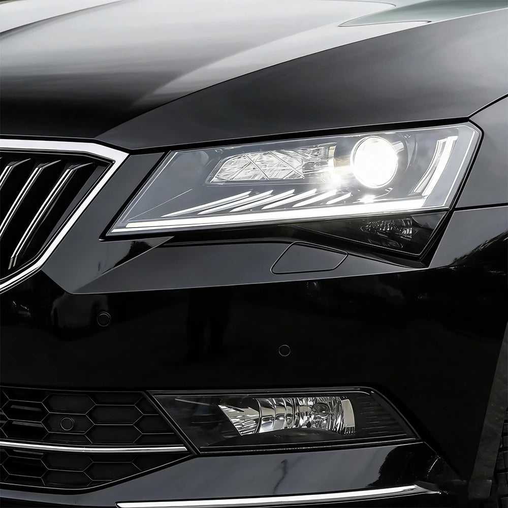Phares LED Skoda Superb Animation Démarrage - vue de face - Becquet Voiture