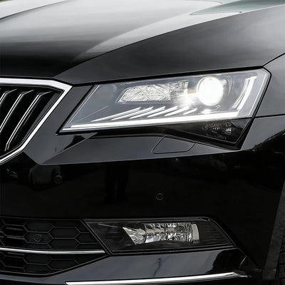 Phares LED Skoda Superb Animation Démarrage - vue de face - Becquet Voiture