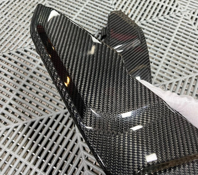 Pièces Compartiment Moteur Carbone BMW M5 F90 - vue de trois-quarts - Becquet Voiture