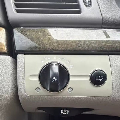 Platine de commande phares Mercedes Classe E W211 noir beige gris 2003-2009 - détail du montage 2 - Becquet Voiture