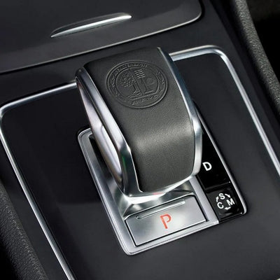 Pommeau de levier de vitesse Mercedes A45 AMG | Classe A W176 - vue de profil - Becquet Voiture