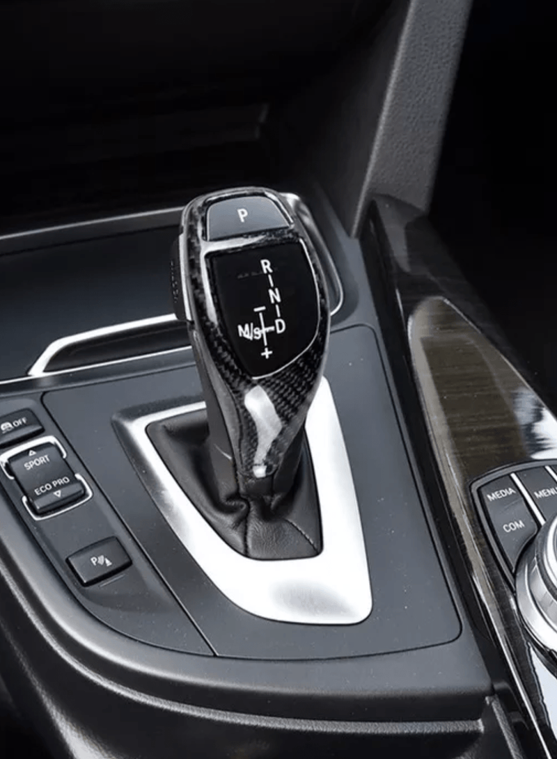 Pommeau de vitesse carbone BMW Génération F - vue de trois-quarts - Becquet Voiture