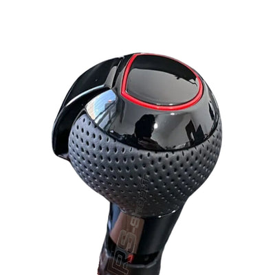 Pommeau DSG Audi RS Carbone Cuir Logo R S GTI - vue rapprochée - Becquet Voiture
