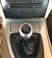 Pommeau levier BMW Série 3 E90 E92 style M argent - vue de trois-quarts - Becquet Voiture