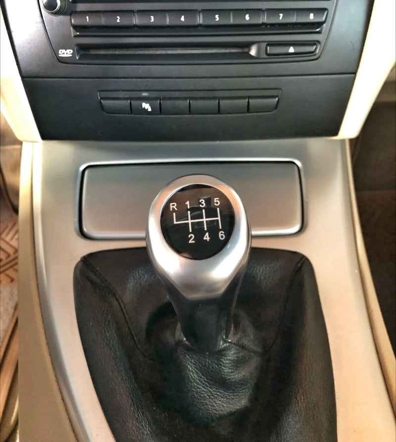 Pommeau levier de vitesse BMW Série 1 E82 E87 5/6 rapports - vue de trois-quarts - Becquet Voiture