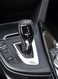 Pommeau levier vitesse carbone BMW Série 1 F20 2011-2018 - vue de trois-quarts - Becquet Voiture