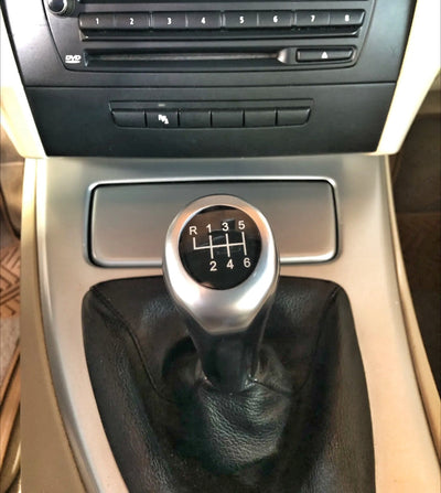 Pommeau Levier Vitesse Remplacement BMW Série 1 E82 E87 2004-2011 - vue de trois-quarts - Becquet Voiture