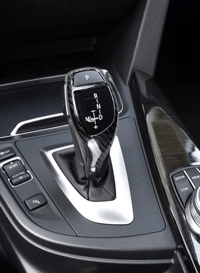 Pommeau sélecteur carbone BMW Série 3 F30 et Série 4 F32 2012-2020 - vue de trois-quarts - Becquet Voiture