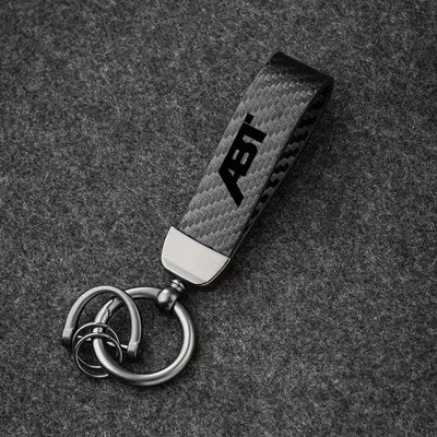 Porte Clé ABT Imitation Carbone Audi VW - vue de profil - Becquet Voiture