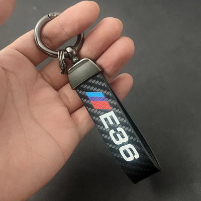 Porte Clé BMW Série E Carbone M Performance - détail du montage - Becquet Voiture