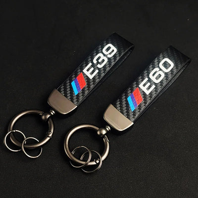 Porte Clé BMW Série E Carbone M Performance - vue de trois-quarts - Becquet Voiture