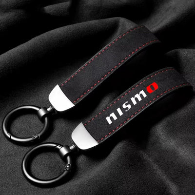 Porte Clé Nissan GTR Nismo Cuir Noir - installé sur véhicule - Becquet Voiture