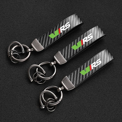 Porte Clé Skoda RS Carbone Logo Vert - vue de trois-quarts - Becquet Voiture