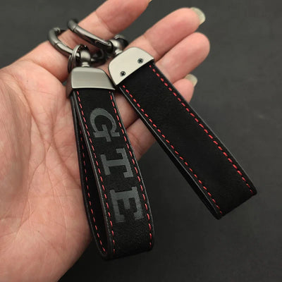 Porte Clé VW Golf GTE Alcantara Noir Rouge - vue de trois-quarts - Becquet Voiture