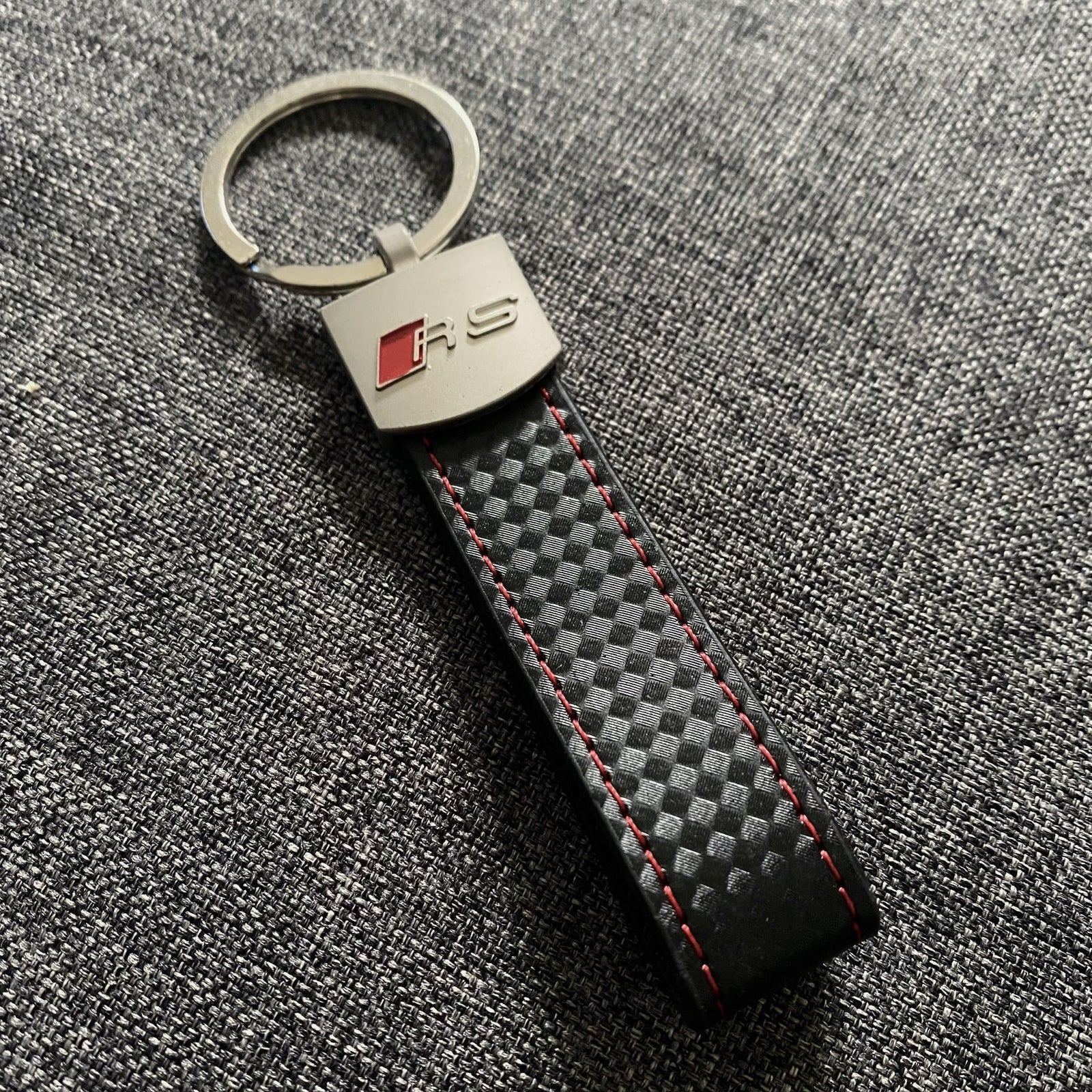 Porte Clés Audi RS Effet Carbone Coutures Rouges - vue de face - Becquet Voiture