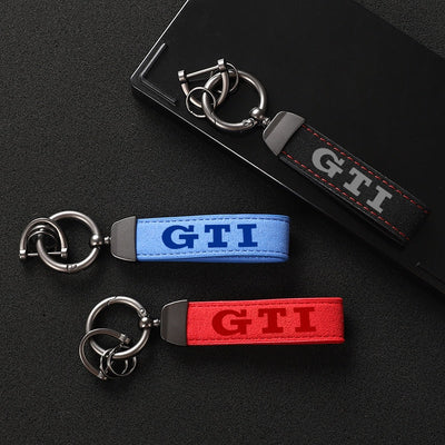 Porte-Clés VW Golf GTI Alcantara Noir Rouge - installé sur véhicule - Becquet Voiture
